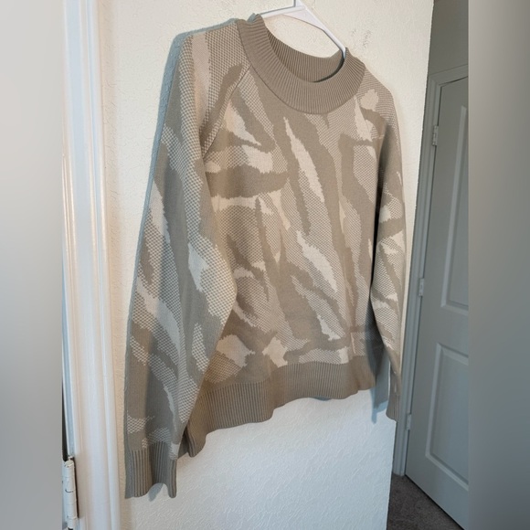Athleta Jacquard Crew Sweater Wool Blend Abstract Animal Cream Womens Size Small - Picture 2 of 8